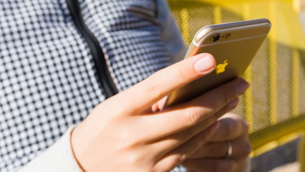 Persona atendiendo en el movil el aviso de un cliente que acaba de escribir